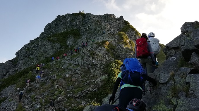 岩稜帯が続く西穂高岳までの登山道(イメージ)