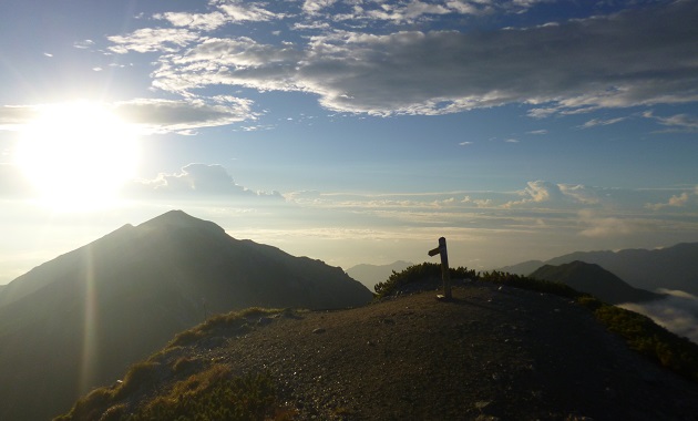 朝日に陰る蓮華岳を針ノ木岳から見る(イメージ)