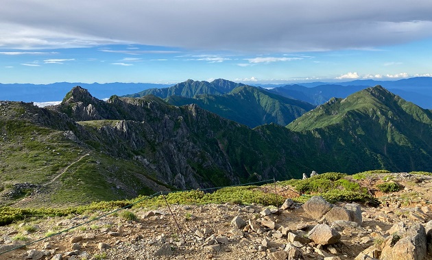 木曽駒ケ岳からみた空木岳方面の山並み。右は三ノ沢岳（イメージ）