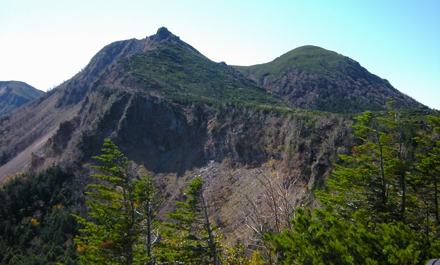 とんがる東天狗岳（左）と穏やかな西天狗岳（右）