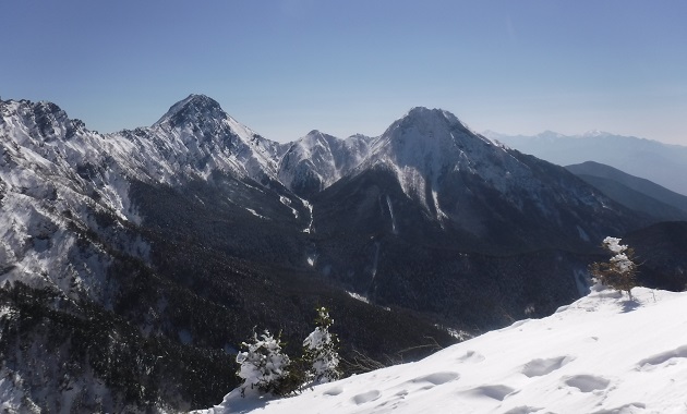 硫黄岳から見た赤岳(左)・阿弥陀岳(右)（イメージ）