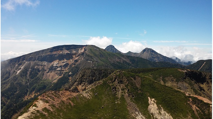 東天狗岳からの南八ヶ岳方面の眺め(イメージ)