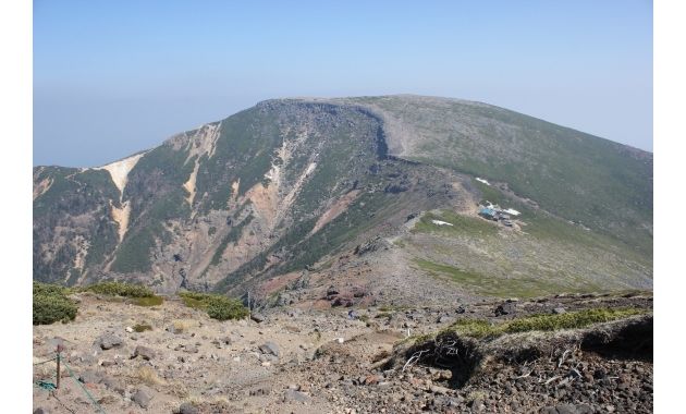 横岳方面から見た硫黄岳と硫黄岳山荘(右)(イメージ)