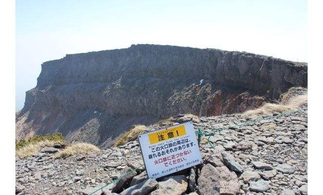 硫黄岳山頂の火口(イメージ)