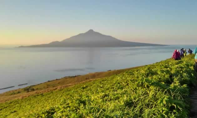 礼文島から見た利尻山（イメージ)