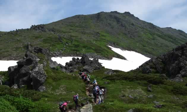 トムラウシ山山頂直下を登る(イメージ)