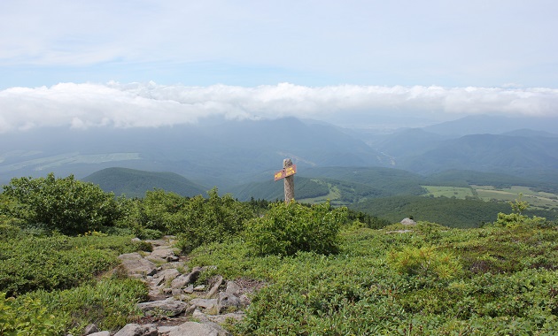 四阿山の登山道から見た菅平高原方面(イメージ)