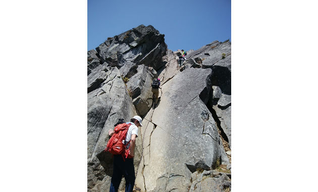 乾徳山山頂直下の岩場（イメージ）