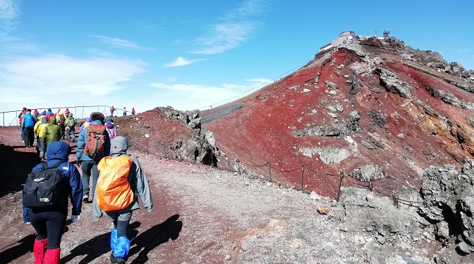 富士山・剣ヶ峰に向かう(イメージ)