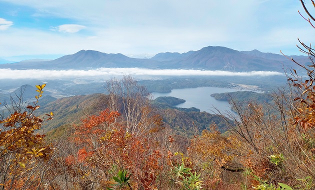 斑尾山から少し先の大明神岳からの眺め・飯縄山(左)と黒姫山(右)(イメージ)
