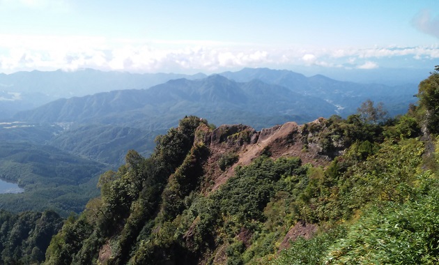 その険しさから人気のある戸隠山の山並み(イメージ)