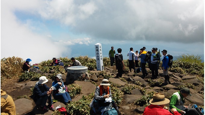 登山者でにぎわう飯縄山山頂(イメージ)