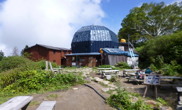 変わった形の黒沢池ヒュッテ(イメージ)