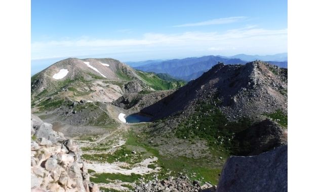 白山御前峰から見た大汝峰(左)と剣ヶ峰(右)(イメージ)