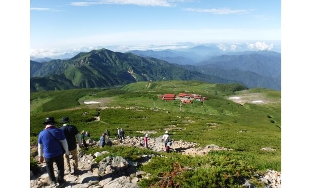 白山室堂と別山(左後)(イメージ)