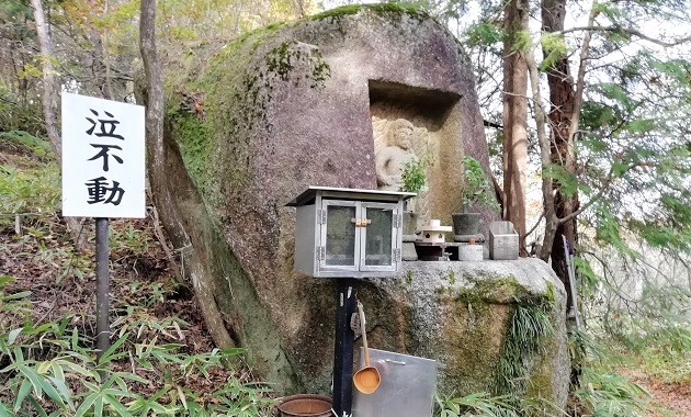 泣不動。信仰色を色濃く残す登山道(イメージ)