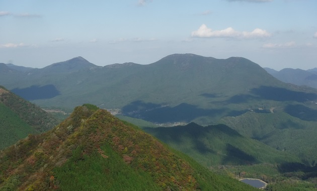 尖った尼ケ岳(左)となだらかな大洞山(右)