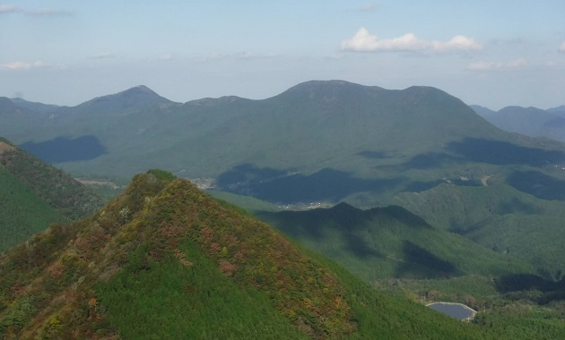 円錐形の尼ヶ岳(左)と平べったい大洞山(右)(イメージ)