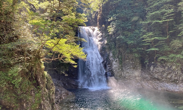 大杉谷の奥地にある落差20mのダイナミックな『堂倉滝』（イメージ）