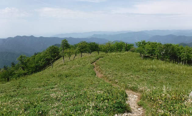 登山道を振り返るとさらに大峰奥駈道のさらに奥の山々(イメージ)