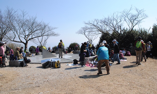 二上山雌岳の山頂(イメージ)
