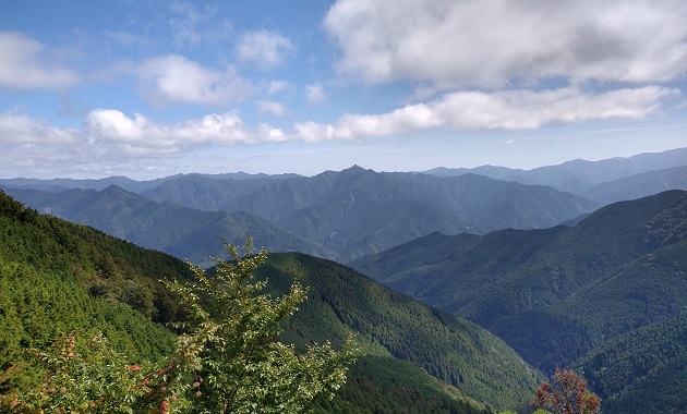 百合ケ岳山頂手前の尾根から見た台高山脈(イメージ)