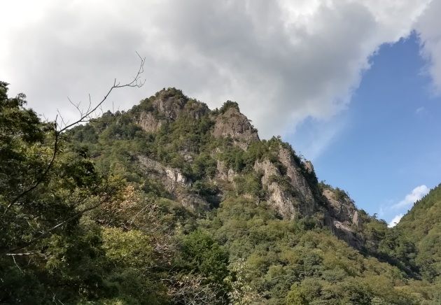 登山道途中から見上げる雪彦山(イメージ)