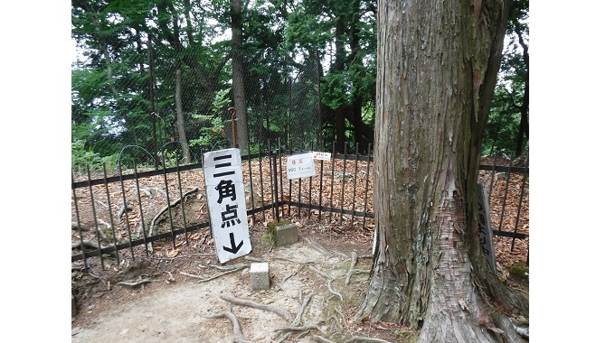ひっそりたたずむ能勢妙見山の三角点(イメージ)