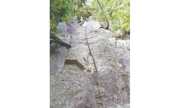 地蔵岳への長い鎖場(イメージ)