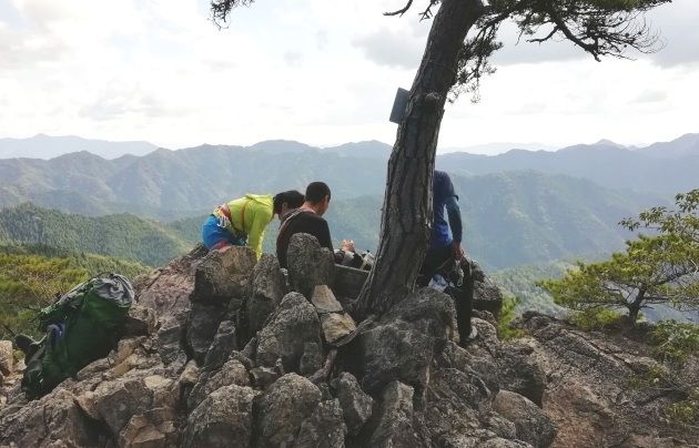 地蔵岳山頂にクライマーの姿も(イメージ)