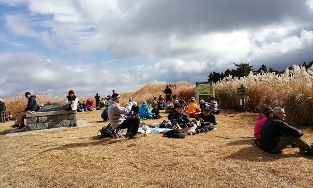 岩湧山の山頂は広く休憩に最適(イメージ)