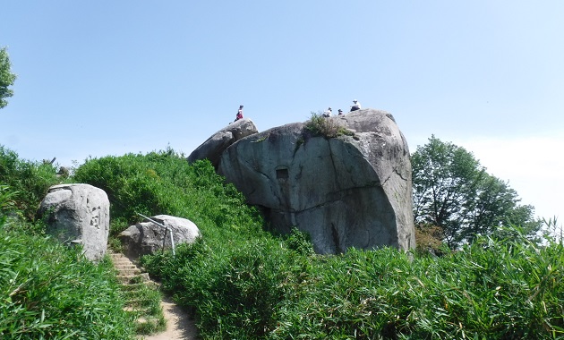 交野山の山頂にある巨石・観音岩(イメージ)