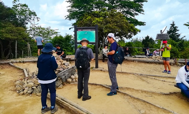人で賑わうポンポン山の山頂(イメージ)