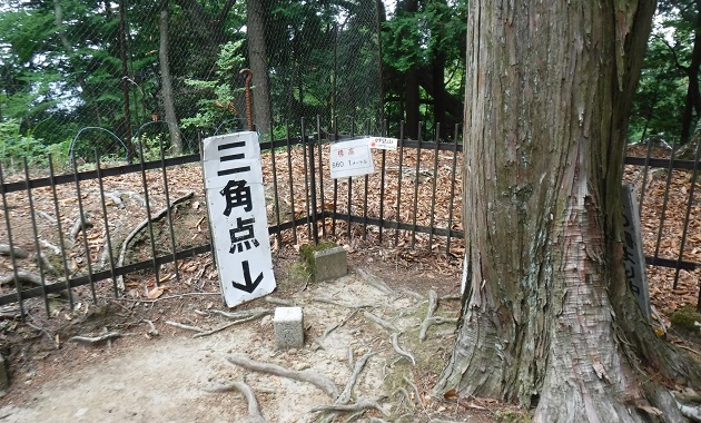 わかりにくい所にある能勢妙見山の三角点(イメージ)