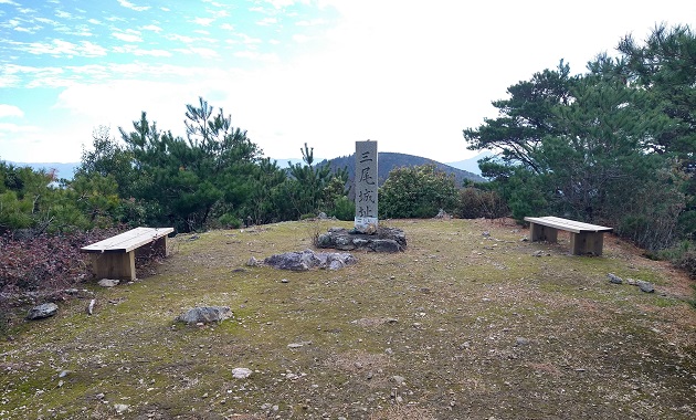 広々とした三尾山・主峰(イメージ)