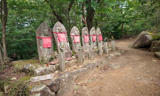 登山客を見守る六地蔵(イメージ)