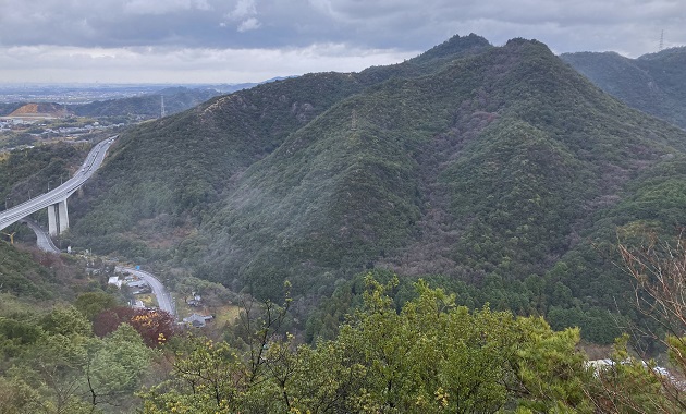 小ぶりな山のわりに歩きごたえのある雨山（正面）（イメージ）