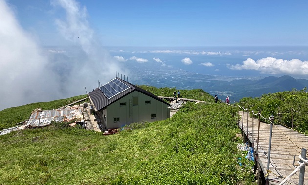 大山山頂からの景色と避難小屋(イメージ)