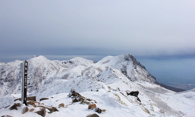 冬季の星生山山頂と久住山（右奥）（イメージ）