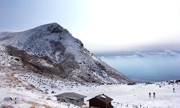 久住山(左)と避難小屋