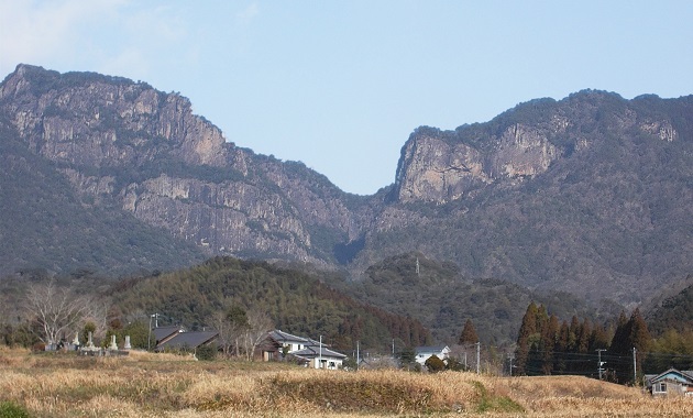 奇石絶壁の行縢山(イメージ)