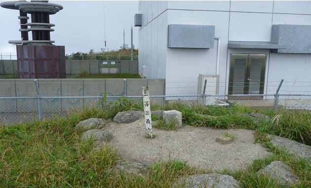 送信所内にある羽金山の三角点(イメージ)
