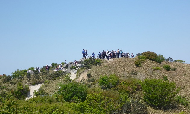 多くの人でにぎわう井原山山頂(イメージ)