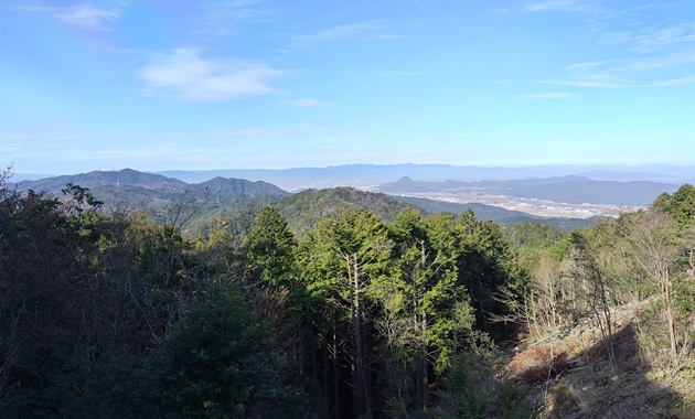飯道山からの展望・奥の山並みは比良山系（イメージ）