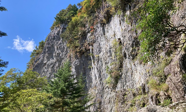 大普賢岳の岩壁（イメージ）