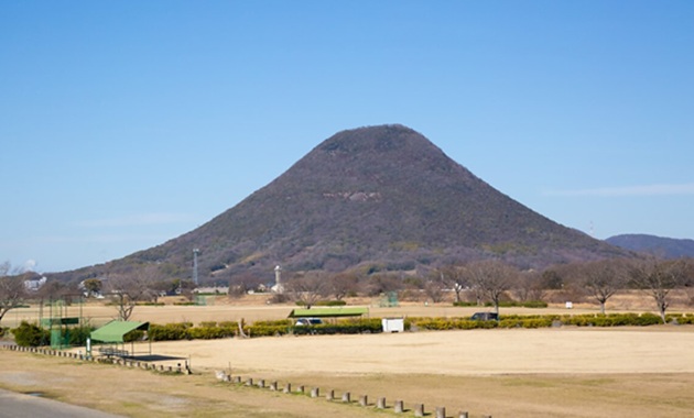 飯野山(讃岐富士)(提供：(公社)香川県観光協会)