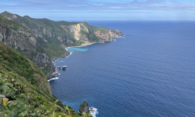 母島・乳房山からの眺め。遠くに父島が見える（イメージ）