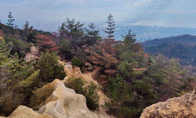 岩のやせ尾根を歩く(イメージ)